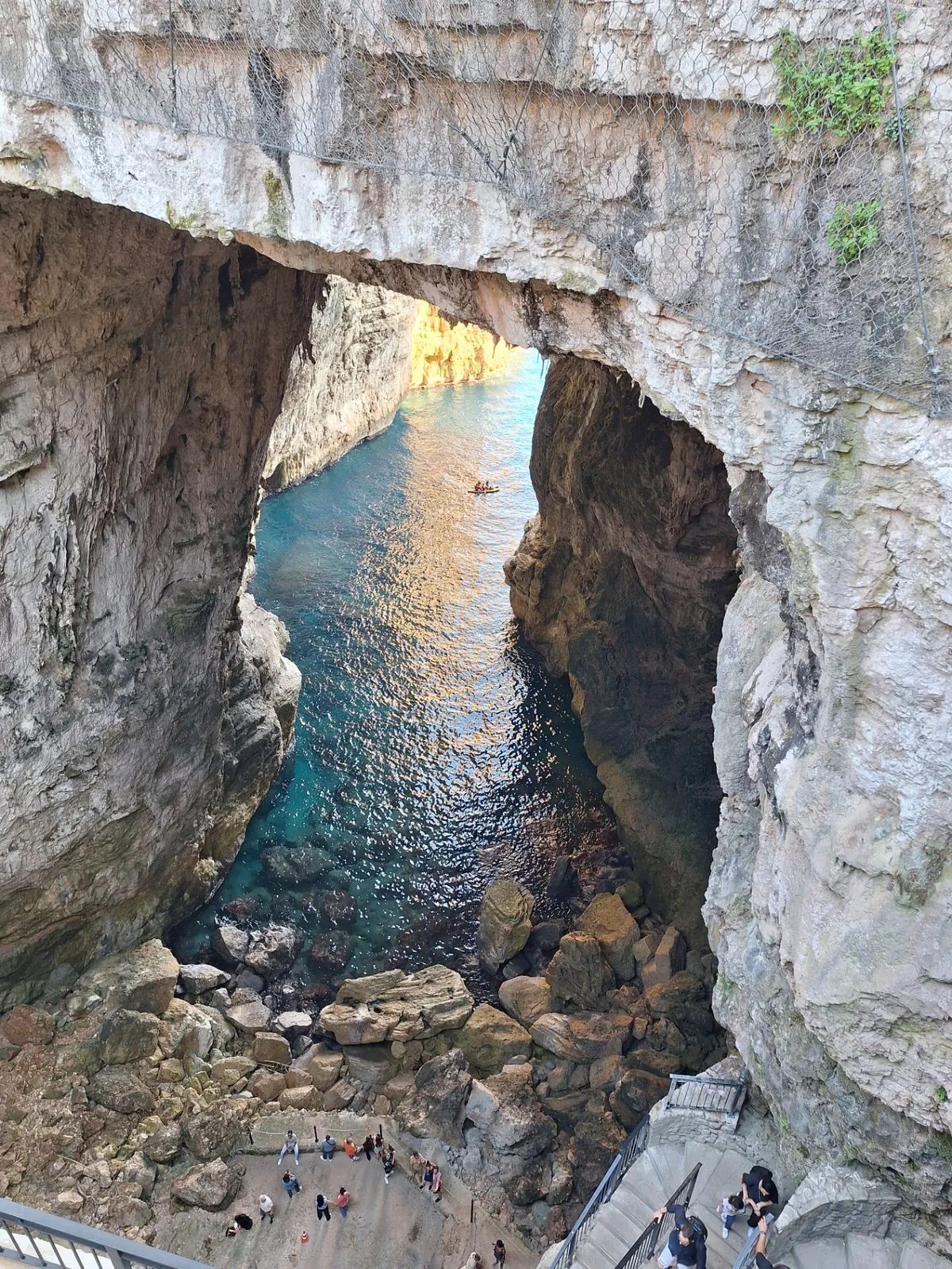 Grotta del Turco e scalinata viste dall'alto durante la visita