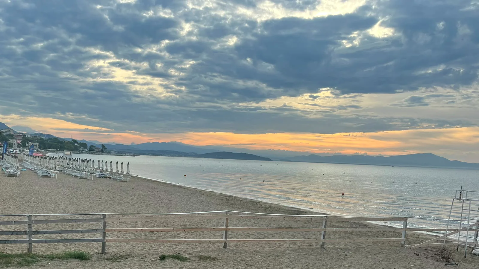 Lungomare e spiaggia di Vindicio al tramonto, tappa del percorso in bici