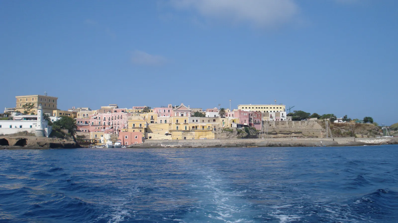 Ventotene e il Porto Romano visti dal mare