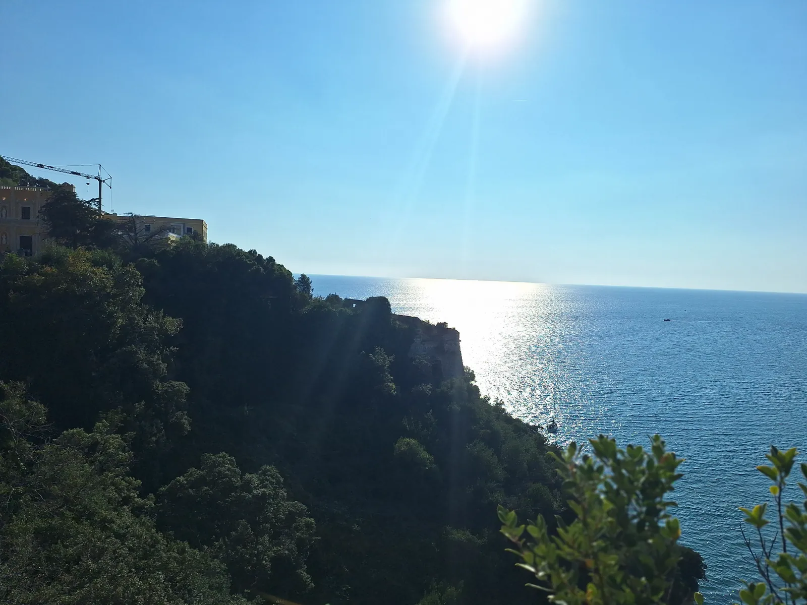 La costa di Gaeta con il Santuario della Santissima Trinità in alto