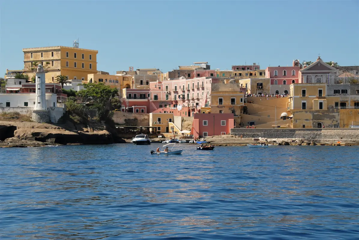 Porto Romano di Ventotene visto dal mare durante un'escursione in barca