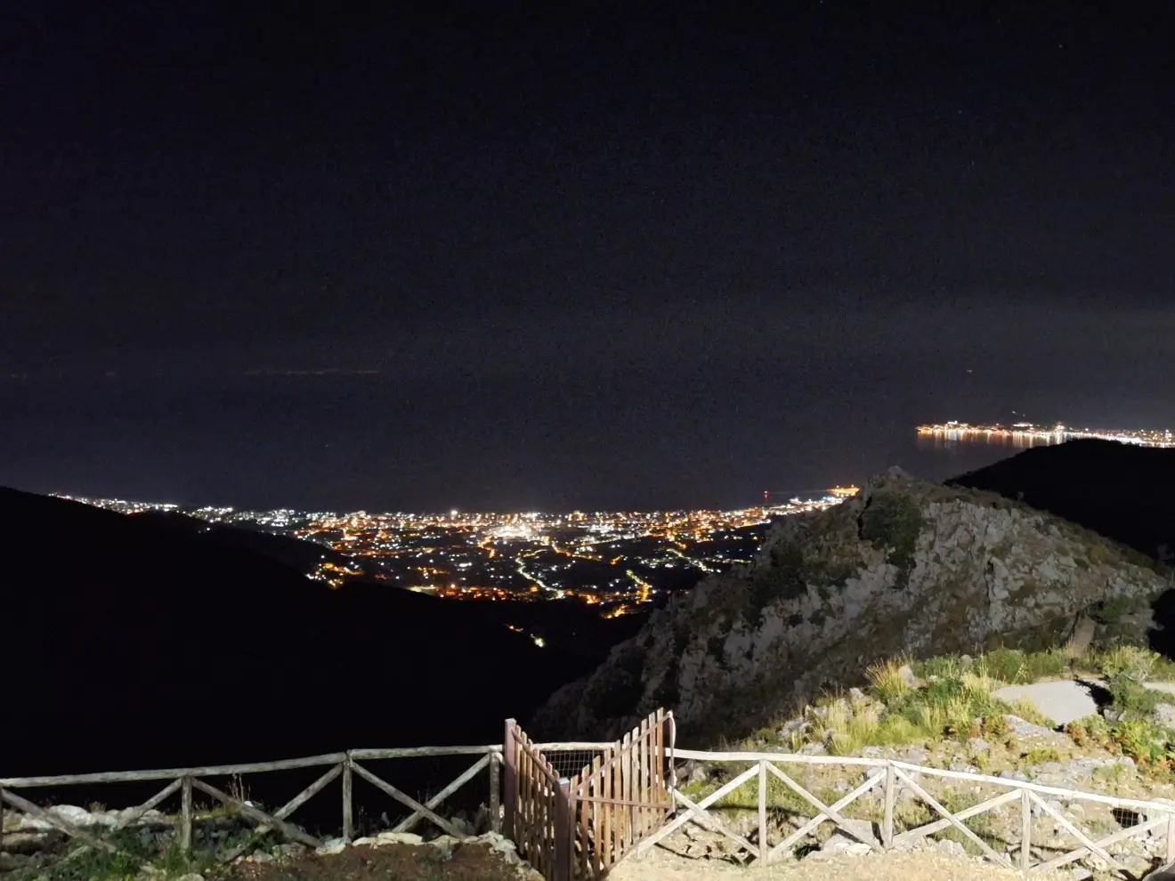 Vista notturna sul Golfo di Gaeta dai pressi del Rifugio Pornito