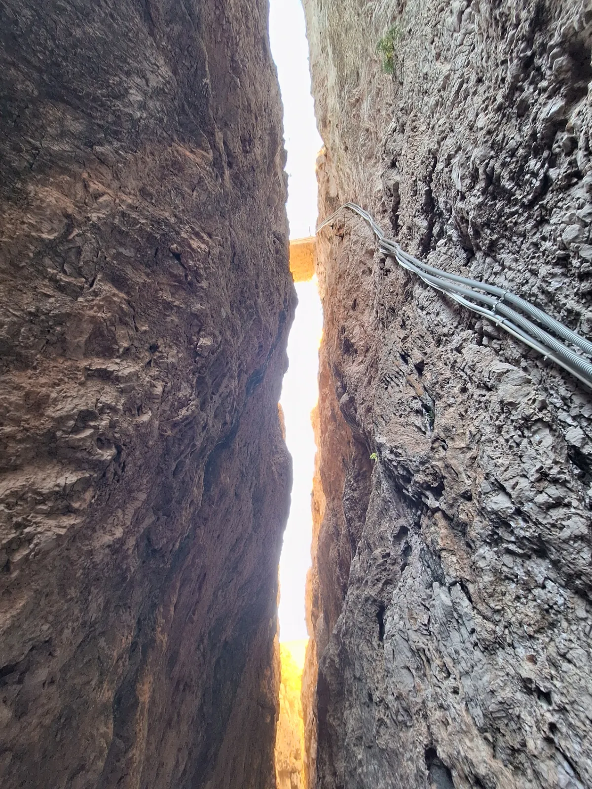 La fenditura stretta della Montagna Spaccata vista dal basso