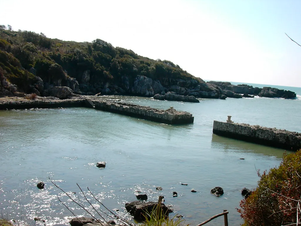 Il porticciolo romano di Gianola con l'acqua bassa e la costa