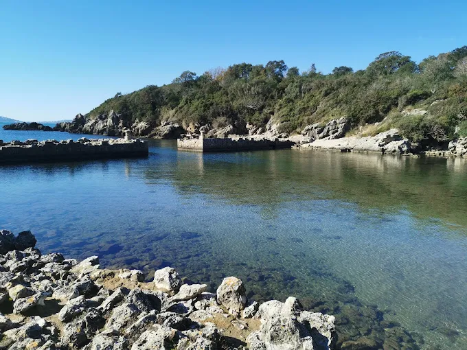 Acqua limpida e Porticciolo Romano nel Parco di Gianola