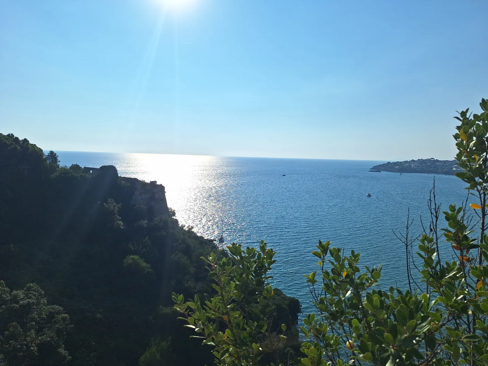 Vista sul mare dal complesso della Montagna Spaccata con il Circeo in lontananza