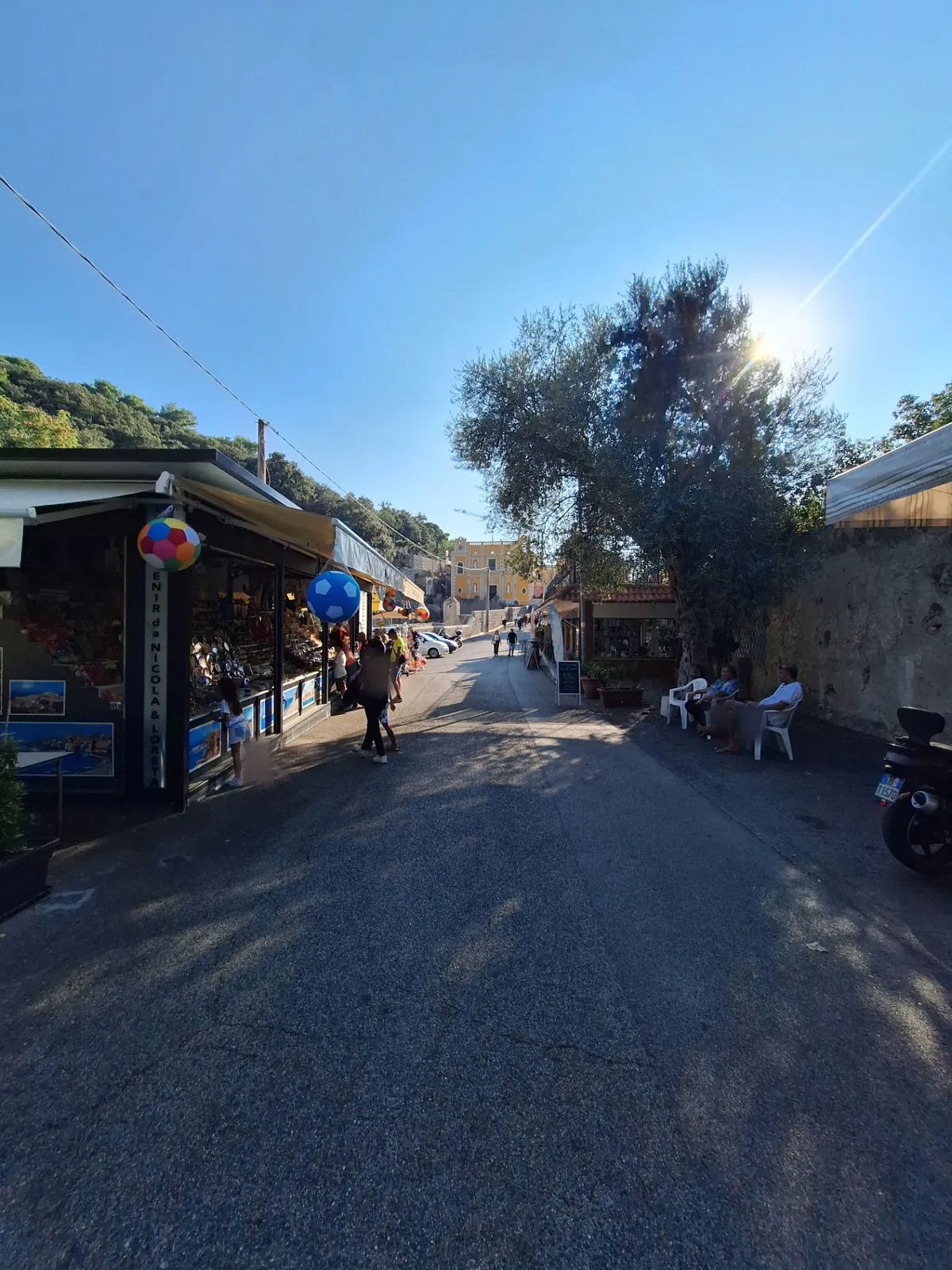 La via con negozi e attività che sale verso il Santuario di Gaeta