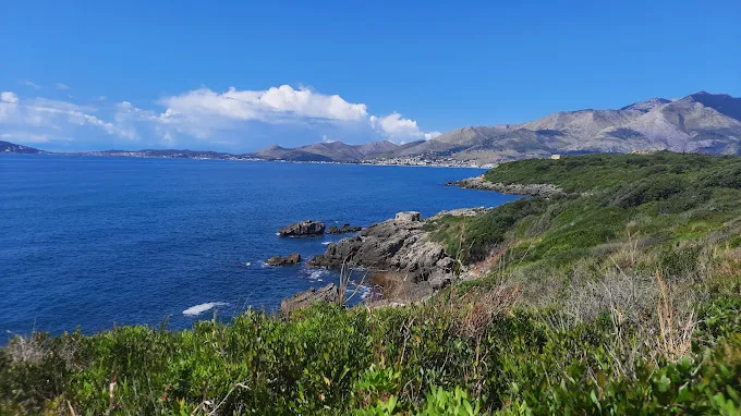 Costa rocciosa e mare blu del promontorio di Gianola, Formia