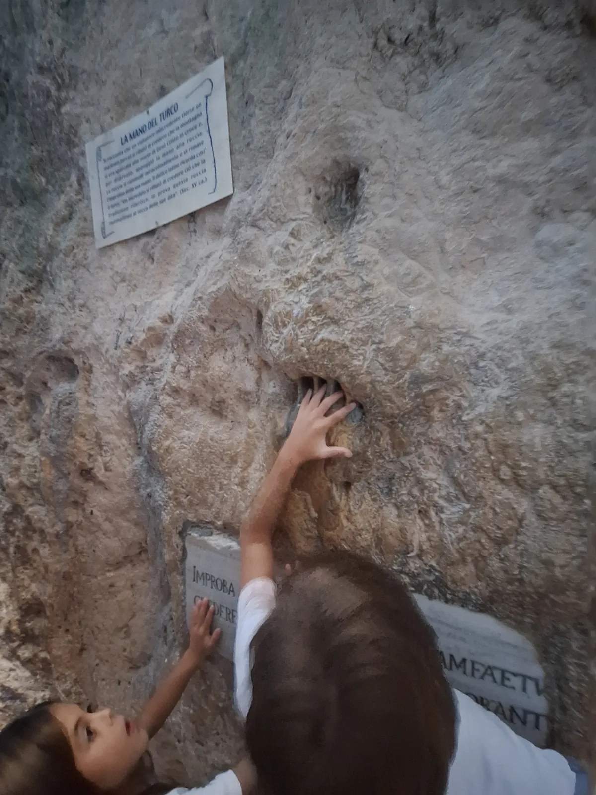 La Mano del Turco con pannello informativo lungo il percorso della Montagna Spaccata