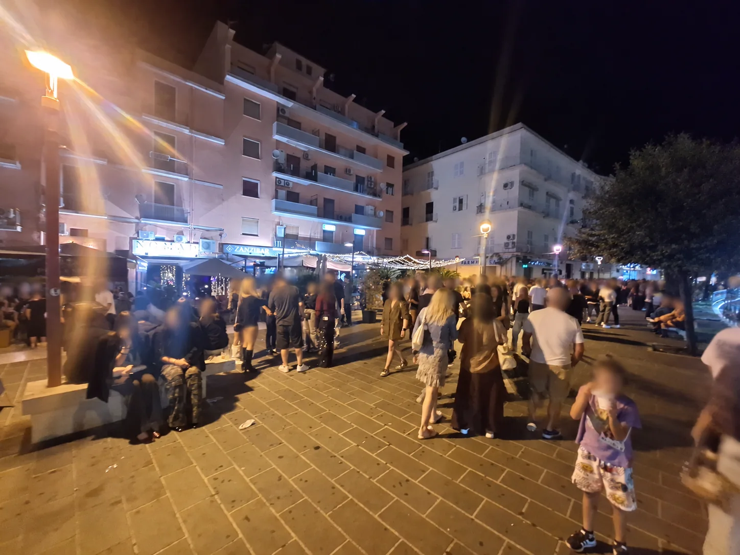 Passeggio serale tra adulti, famiglie e gruppi di amici nel centro di Formia