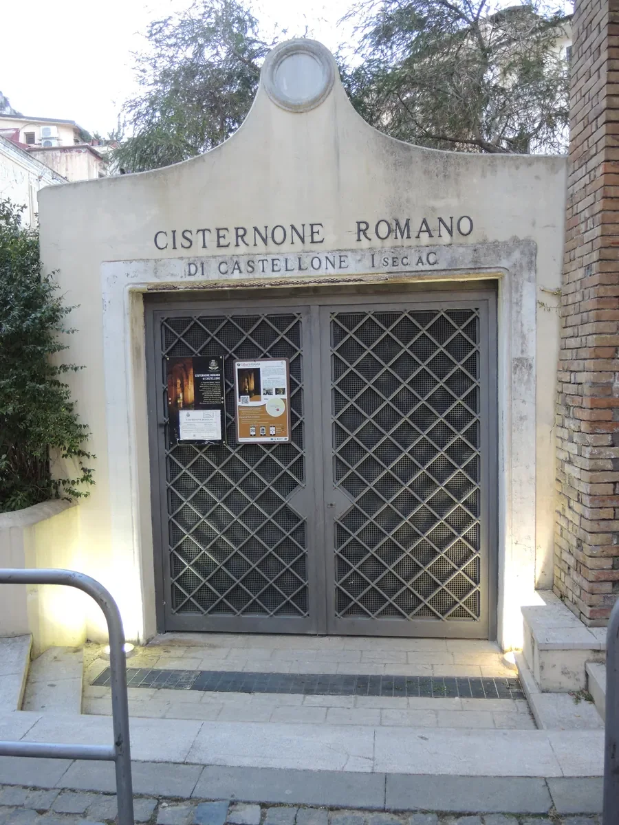 Ingresso del Cisternone Romano di Formia con il portale in muratura