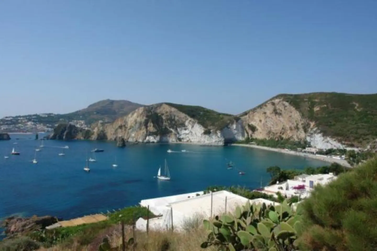 La baia di Chiaia di Luna a Ponza con le sue alte pareti di tufo