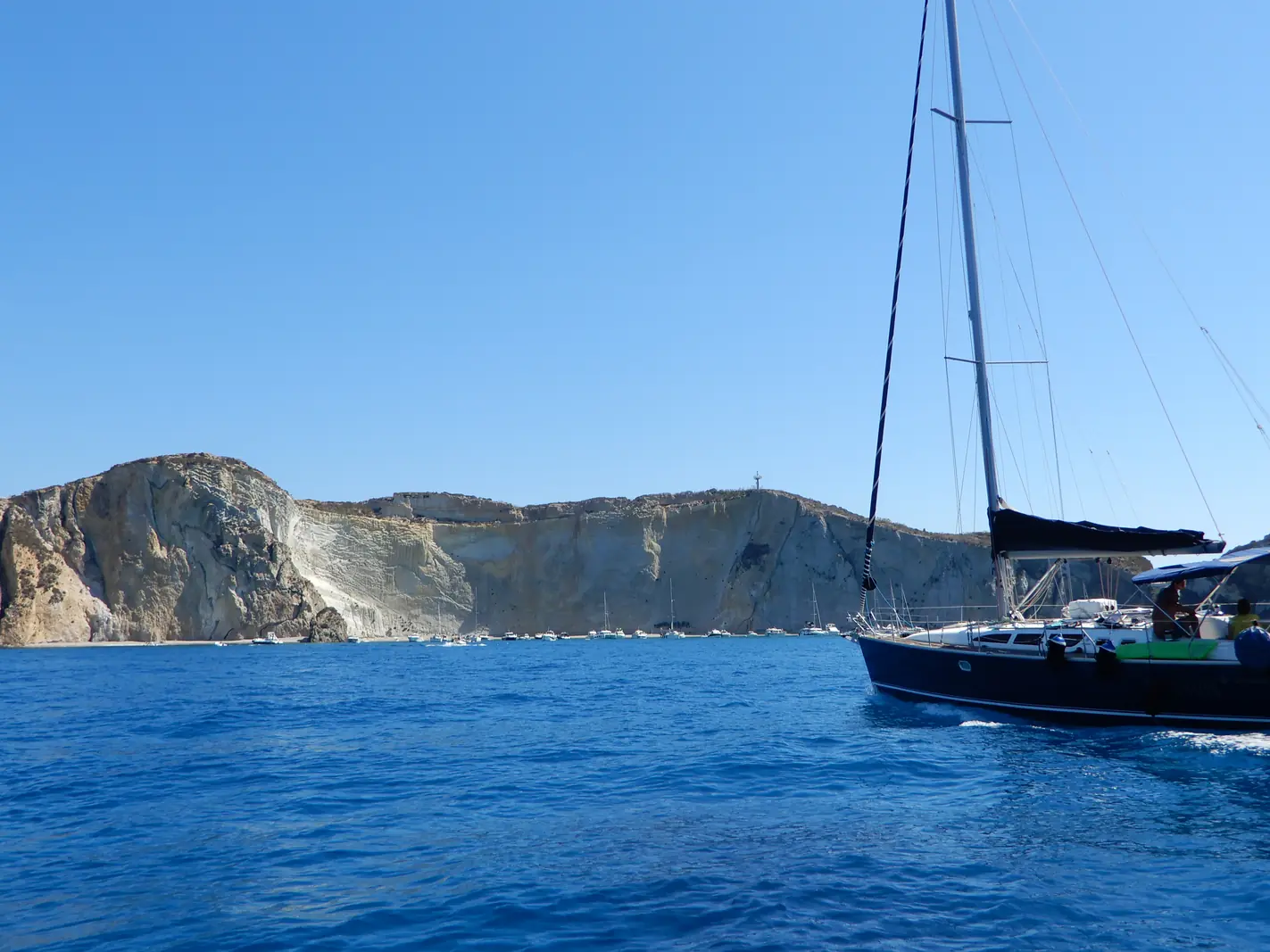 Costa di Ponza vista dal mare durante un'escursione in barca