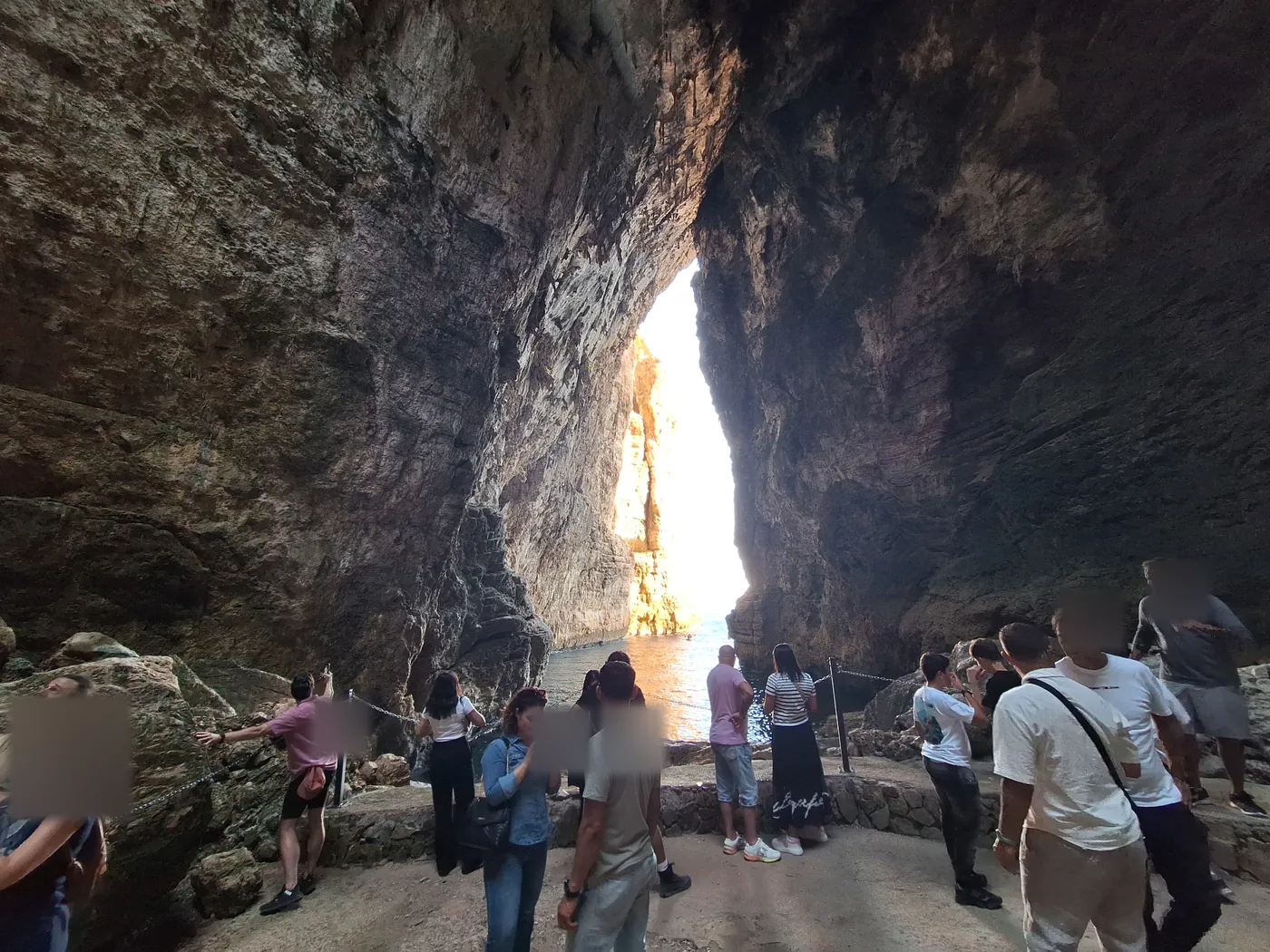 Interno della Grotta del Turco a Gaeta con apertura sul mare