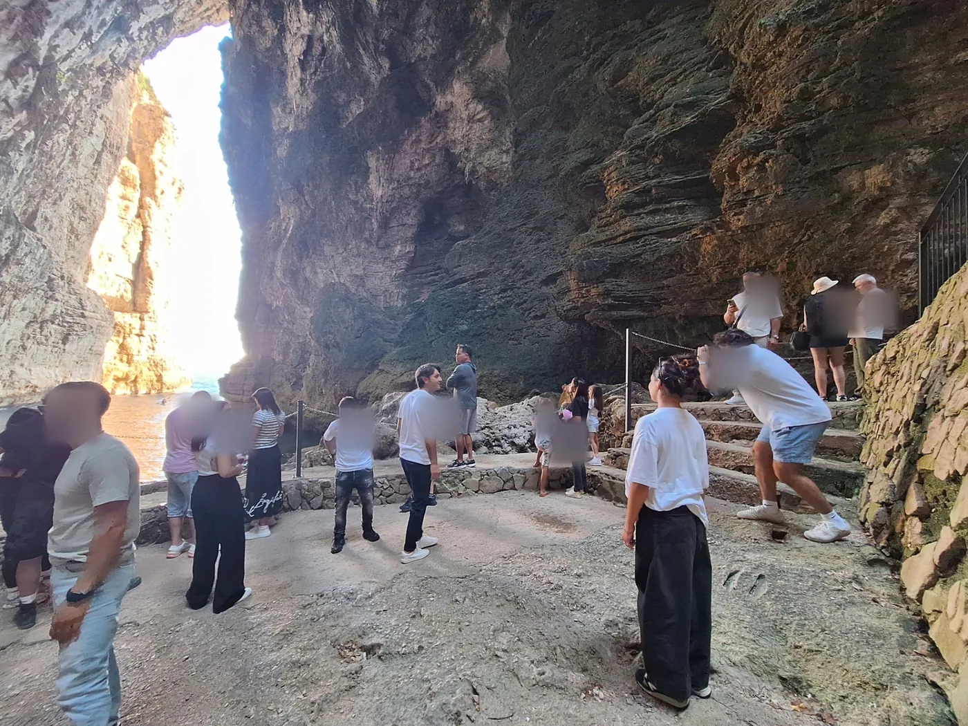 Visitatori all'interno della Grotta del Turco verso l'apertura sul mare