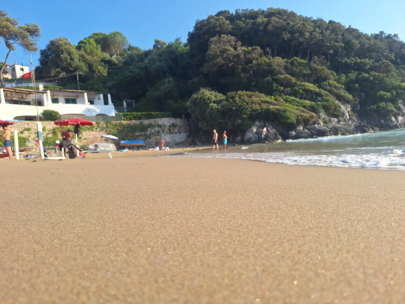 Bagnasciuga della spiaggia dell'Ariana verso l'area protetta del nido di Caretta caretta