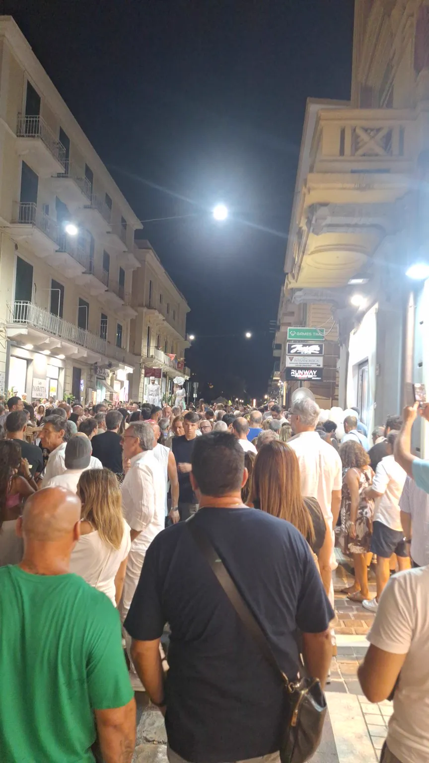 La folla lungo Via Vitruvio durante la Notte Bianca di Formia